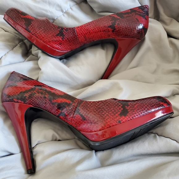 NWT Size 10 Gorgeous Nine West Snakeskin Pumps - black & red "Rocha" - Picture 2 of 7